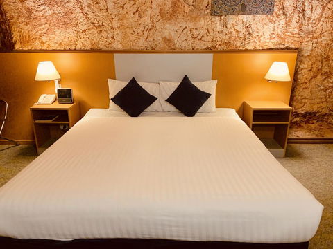 Desert Cave Hotel - Australian Directory 1