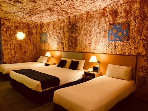 Desert Cave Hotel - Australian Directory 33