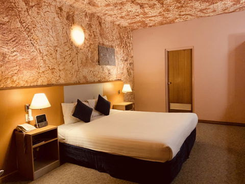 Desert Cave Hotel - Australian Directory 4