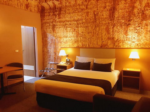 Desert Cave Hotel - Australian Directory 40