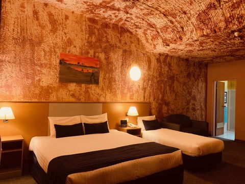Desert Cave Hotel - Australian Directory 25