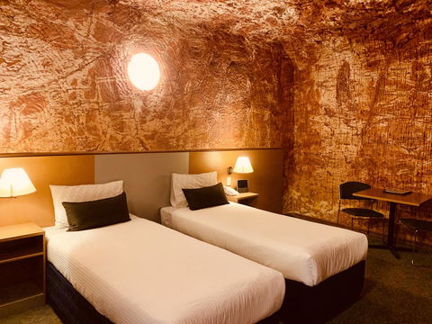 Desert Cave Hotel - Australian Directory 15
