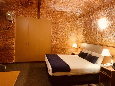 Desert Cave Hotel - Australian Directory 14