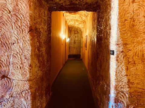 Desert Cave Hotel - Australian Directory 27
