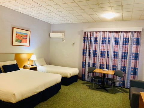 Desert Cave Hotel - Australian Directory 32
