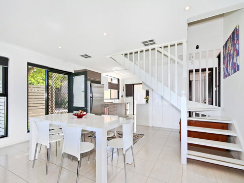 Pearl By The Sea - Australian Directory 2