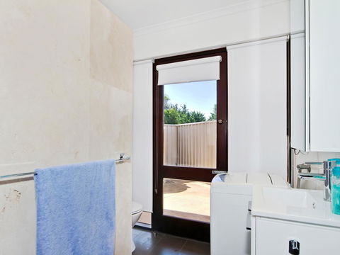 Pearl By The Sea - Australian Directory 6