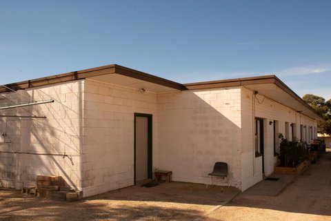 Kimba Units - Australian Directory 18