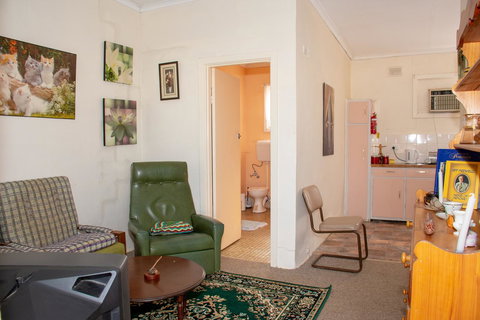 Kimba Units - Australian Directory 17