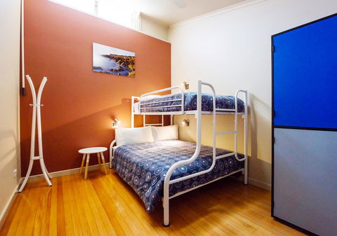 Port Lincoln YHA - Australian Directory 25