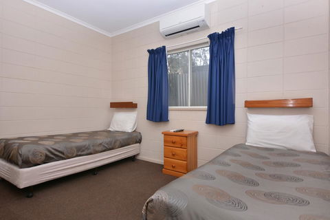 Motel Poinsettia - Australian Directory 16