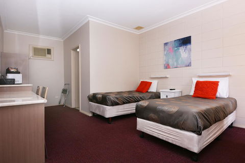 Motel Poinsettia - Australian Directory 5