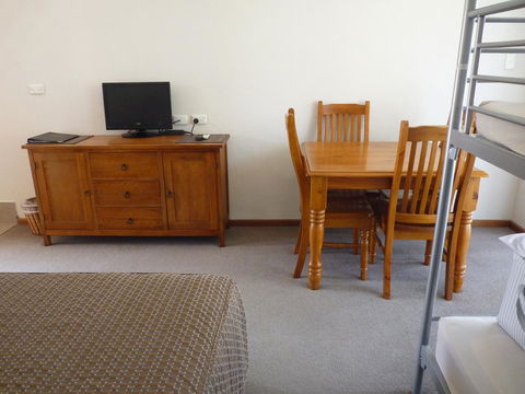 Coonawarra Motor Lodge - Australian Directory 12