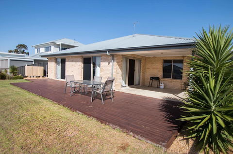 Waterfront On Jefferson, At Wellington Marina, SA - Australian Directory 20