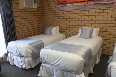 Carnarvon Motel WA - Australian Directory 12