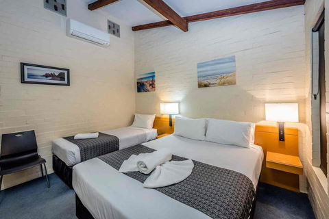 Wintersun Hotel - Australian Directory 12