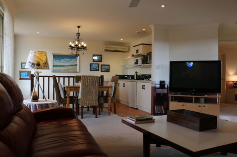Crossland House - Australian Directory 14