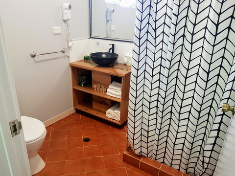 Adamsons Riverside Accommodation - Australian Directory 11