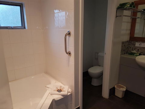 Adamsons Riverside Accommodation - Australian Directory 36