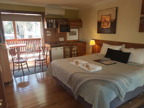 Adamsons Riverside Accommodation - Australian Directory 17