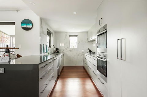 Starboard Drift - Captain & Crew - In Town Entire House For 8 - Australian Directory 9
