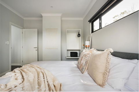Starboard Drift - Captain & Crew - In Town Entire House For 8 - Australian Directory 22