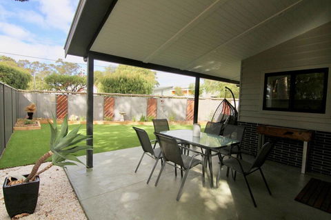 Starboard Drift - Captain & Crew - In Town Entire House For 8 - Australian Directory 3
