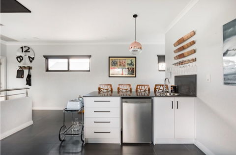 Starboard Drift - Captain & Crew - In Town Entire House For 8 - Australian Directory 20