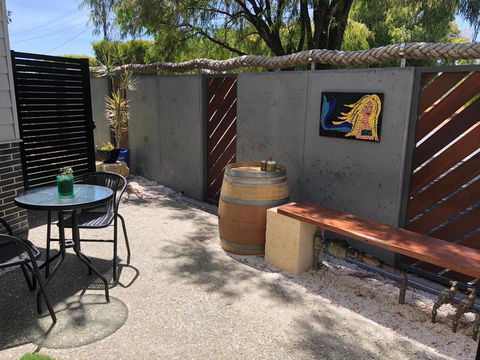 Starboard Drift - Captain & Crew - In Town Entire House For 8 - Australian Directory 16