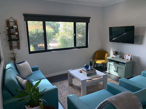 Starboard Drift - Captain & Crew - In Town Entire House For 8 - Australian Directory 19
