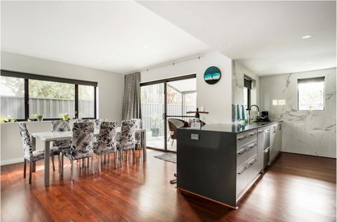 Starboard Drift - Captain & Crew - In Town Entire House For 8 - Australian Directory 2