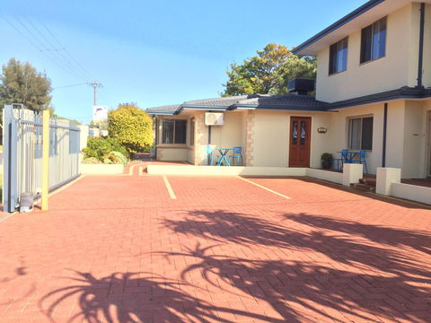The Royal Dolphin Bed & Breakfast Safety Bay - Australian Directory 7