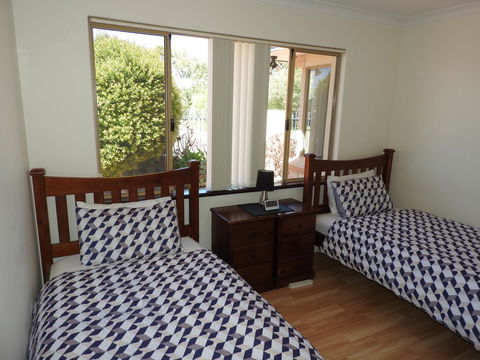 The Royal Dolphin Bed & Breakfast Safety Bay - Australian Directory 16