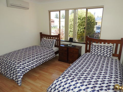 The Royal Dolphin Bed & Breakfast Safety Bay - Australian Directory 15