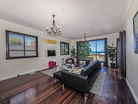 Panoramique Holiday Home With A View - Australian Directory 4