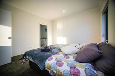 VIP Stays - Villa De Burswood Luxury 3BR Suite W/ King Bed FREE WIFI - Australian Directory 15