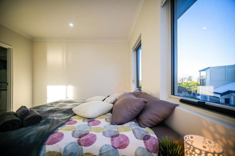 VIP Stays - Villa De Burswood Luxury 3BR Suite W/ King Bed FREE WIFI - Australian Directory 1
