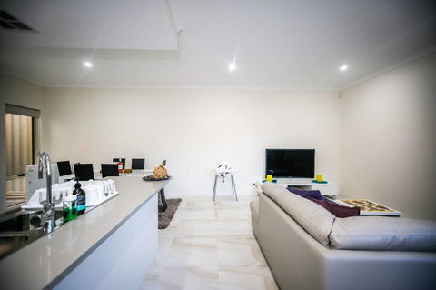 VIP Stays - Villa De Burswood Luxury 3BR Suite W/ King Bed FREE WIFI - Australian Directory 8