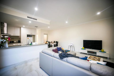 VIP Stays - Villa De Burswood Luxury 3BR Suite W/ King Bed FREE WIFI - Australian Directory 14