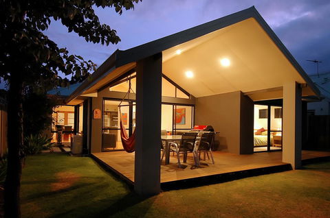 THE SANCTUARY LUXURY HOLIDAY HOME - Australian Directory 27