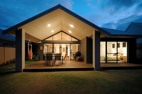 THE SANCTUARY LUXURY HOLIDAY HOME - Australian Directory 24