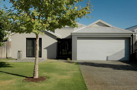 THE SANCTUARY LUXURY HOLIDAY HOME - Australian Directory 0