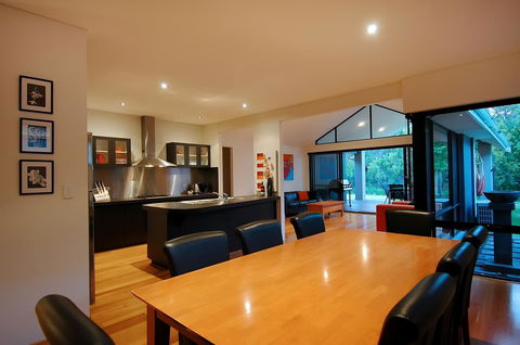 THE SANCTUARY LUXURY HOLIDAY HOME - Australian Directory 19