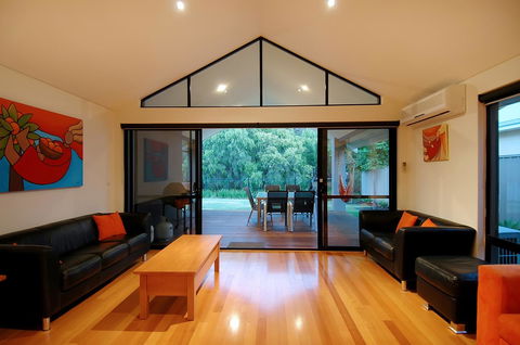 THE SANCTUARY LUXURY HOLIDAY HOME - Australian Directory 16