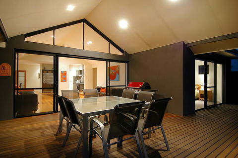 THE SANCTUARY LUXURY HOLIDAY HOME - Australian Directory 25