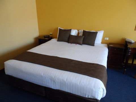 Clifton Motel & Grittleton Lodge - Australian Directory 23