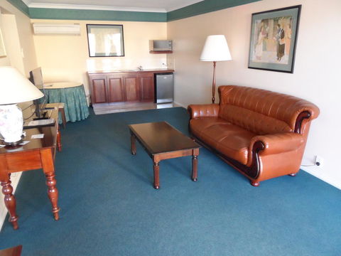 Clifton Motel & Grittleton Lodge - Australian Directory 25