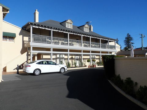 Clifton Motel & Grittleton Lodge - Australian Directory 9
