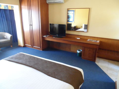 Clifton Motel & Grittleton Lodge - Australian Directory 22