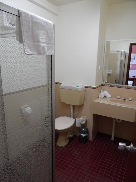 Clifton Motel & Grittleton Lodge - Australian Directory 19